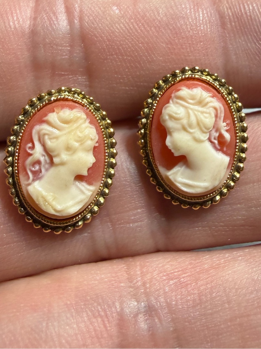Vintage Gold Tone Cameo Oval Pierce ClEarrings